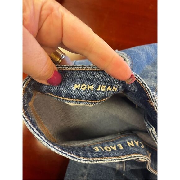 American Eagle Heavily Distressed Mom Jeans sz 6 - Picture 8 of 8